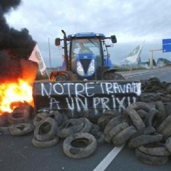 Farmáři vytáhli na protest traktory, Paříž jim ustoupila