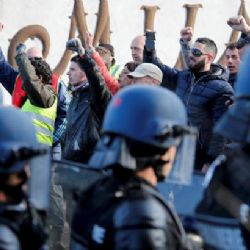 Francouzský odpor proti reformám má plamennou dohru. Rafinerie vyhlásily stávku