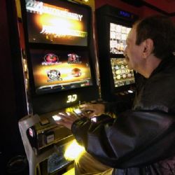 Game over automatů přichází jen pomalu, lidem i obcím navzdory