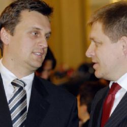Hlasování o vládě ve stínu odpadlíků – Ficovi je lépe, šéf sněmovny přišel o kus žaludku