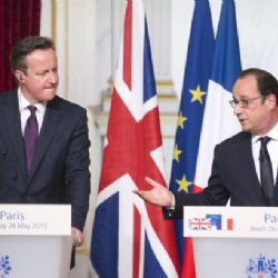 Hollande chce Británii v Unii, Cameron žádá 