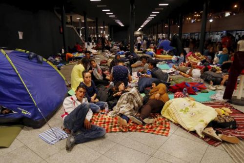 Foto: Honba za jízdenkami v Budapešti: Rakušané zastavili vlaky přeplněné uprchlíky