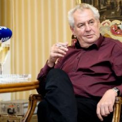 
Hovory z Lán možná končí. Ředitel rozhlasu chce předtáčku, Zeman je proti
