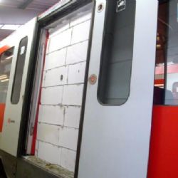 I Hamburk boural svou zeď - ve vagonu městské dráhy