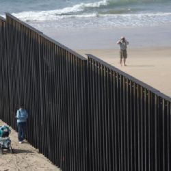 Jak ochránit hranice? USA postavily zeď, Austrálie posílá migranty do „Guantánama Pacifiku“