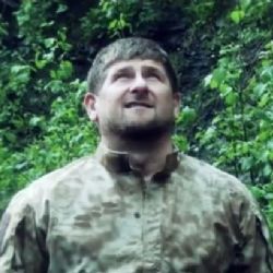 Kadyrov pevně vládne Čečensku. A vedle toho taky tak trochu točí…