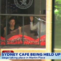 
Kavárnu v Sydney obsadil ozbrojenec a vyvěsil vlajku podobnou islamistické
