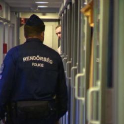 Klid a partička karet. Noční vlak z Maďarska paniku z uprchlíků nerozváží