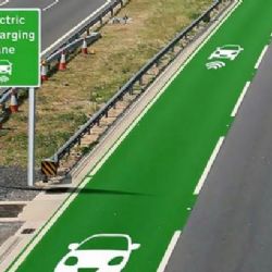 Konec čekání u zásuvky? Speciální vozovka dobije elektromobil za jízdy