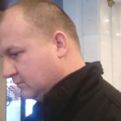 Kotlebův poslanec nakráčel do parlamentu s pistolí