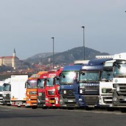 Kraj čeká na stát, stát čeká na kraj. A řidiči čekají na R52