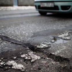 Kraje dostanou peníze na opravy silnic i příští rok, shodla se tripartita