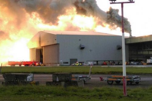 Foto: Letiště v Dublinu zastavilo provoz kvůli požáru hangáru