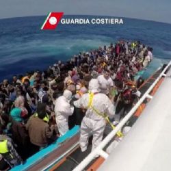 Líbají nám nohy a brečí, říkají záchranáři, kteří loví uprchlíky z moře