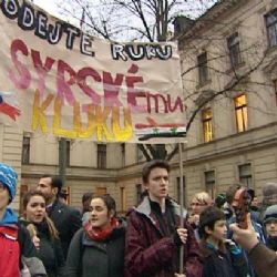 
Lidé žádali přijetí uprchlíků. Na druhém chodníku chtěli opak
