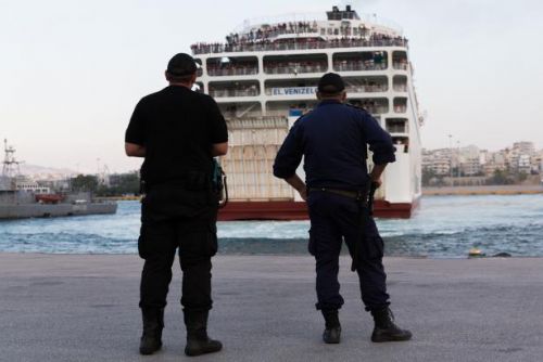 Foto: „Loď spásy“ převáží přes Egejské moře další tisíce migrantů