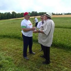 Lukašenko si ke kampani pozval Depardieua. Učil ho sekat na poli