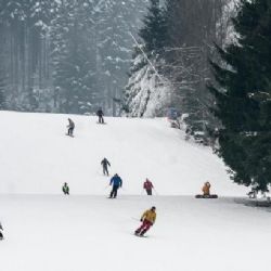 
Lyžařská sezona začíná, nabídne nové sjezdovky za staré ceny
