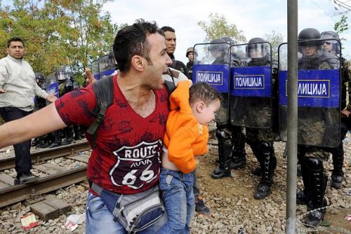 Foto: Makedonie po střetech ustupuje - uprchlíky chce pouštět do země po částech