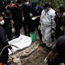 Malajsijci začali s exhumací těl uprchlíků z hromadného hrobu