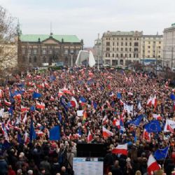 Masivní protivládní protesty – Polákům se nelíbí změny v ústavním soudu