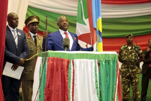 Foto: Masové protesty nepomohly: Prezident Burundi se vší parádou zahájil třetí funkční období