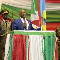 Masové protesty nepomohly: Prezident Burundi se vší parádou zahájil třetí funkční období