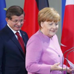 Merkelová: Je třeba přeměnit nelegální migraci na legální