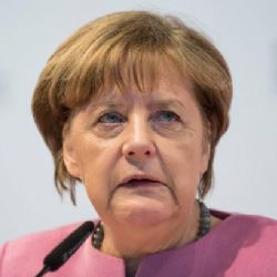 Merkelová k migrační krizi: Mojí zatracenou povinností je najít řešení, odstoupit nehodlám
