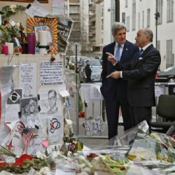 Ministr Kerry navštívil v Paříži místa krvavých atentátů