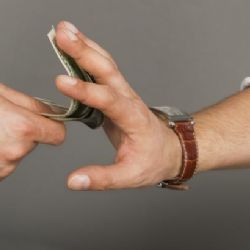 Mírnějšímu vnímání korupce napomohla zdrženlivost tří vlád, chválí státní zástupce