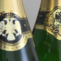 Místo sektu jablečný nápoj. V regálech stojí vedle sebe
