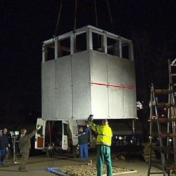 Na Alšově nábřeží stojí Palachův pomník, na odhalení počká ještě měsíc