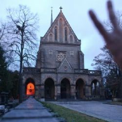 
Na Havla lidé vzpomínají zapálenými svíčkami i vyhrnutými nohavicemi
