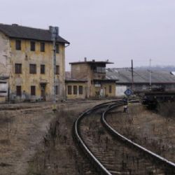 Nádražní budovy chátrají. Převod mezi ČD a státem vázne