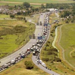 Nájezdy emigrantů zablokovaly dopravu v eurotunelu