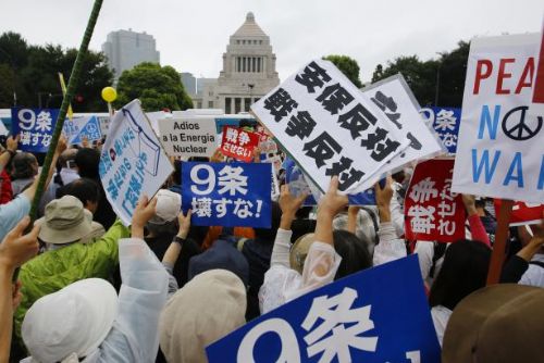 Foto: Ne válečným zákonům! volají desetitisíce demonstrantů v Tokiu