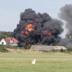 Nehoda historické stíhačky v Anglii může mít až 20 obětí