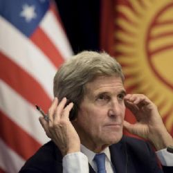 Nejdeme do války proti Asadovi, naším cílem je zničit IS, ujistil Kerry