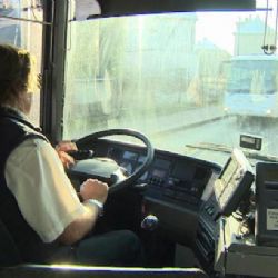 Nemají plat z 21. století, podporuje Hašek revoltující řidiče autobusů