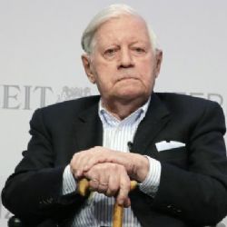 
Německého exkancléře Schmidta dostihla válečná minulost
