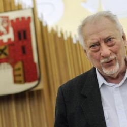 Nesloužím Zemanovi, svůj názor si nechám, míní vyznamenaný novinář