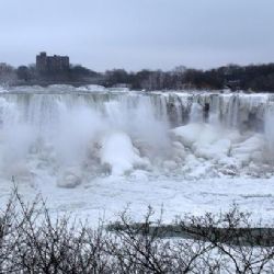 Niagara teskně nehučí - zamrzla jako loni
