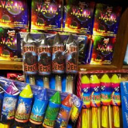 Nový rok se blíží. Policisté zamířili do obchodů s pyrotechnikou