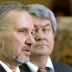 O nedůvěře vládě se bude hlasovat v úterý, KSČM pravici nepodpoří