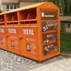 Oblečení z kontejnerů nekončí vždy u charity, firmy na něm dál vydělávají