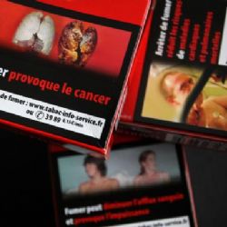 Obrázky nádorů na cigaretových krabičkách pustila sněmovna dál