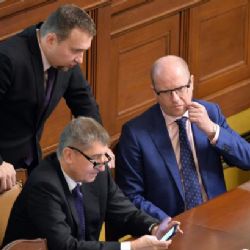 Od Nového roku budou poslanci zasedat častěji. Letos řadu věcí nestihli