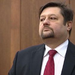 Odsouzený exposlanec Wolf je už tři roky na útěku. Podle jeho syna je v Evropě