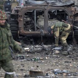 Odsun těžkých zbraní vázne, rebelové prý ostřelují pozice armády